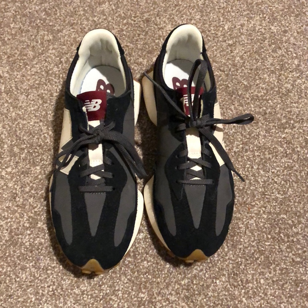 New Balance 327 in black and grey size 9